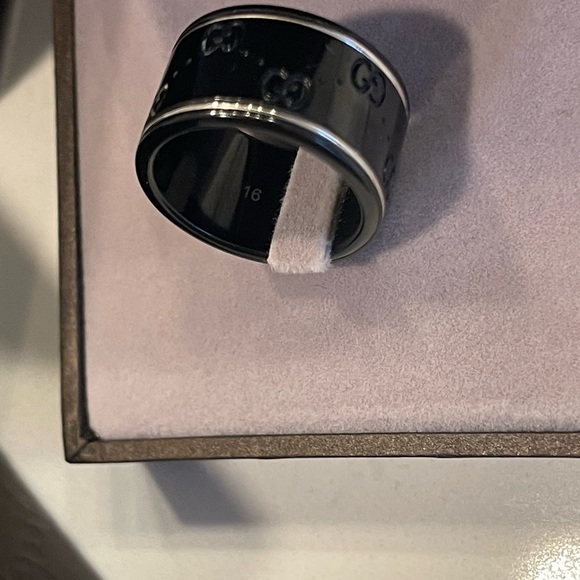 Gucci
18K White Gold ICON Synthetic Corundum Wide Band - Picture 4 of 7